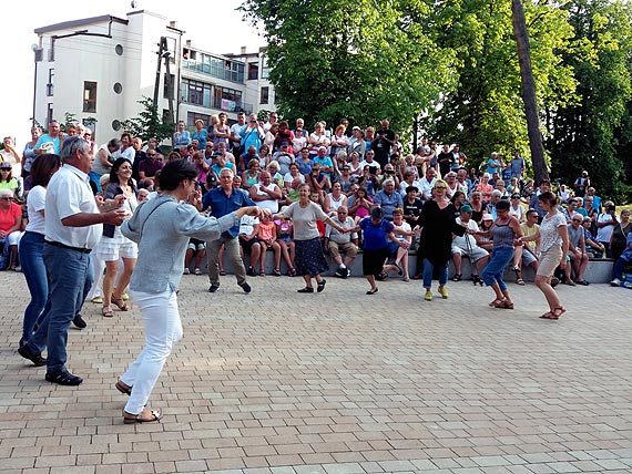 Koncert muzyki greckiej na Skwerze Przyjaźni w Dziwnowie