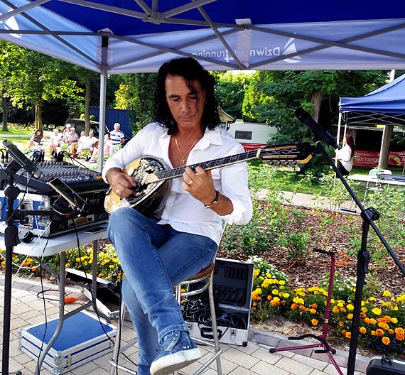 Koncert muzyki greckiej na Skwerze Przyjaźni w Dziwnowie