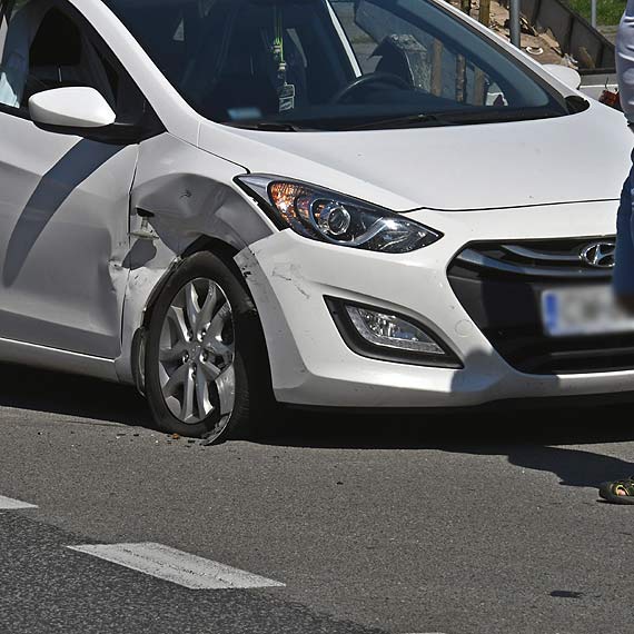 Kierowca toyoty uderzy w jadcego prawidowo hyundaia. Jak si okazuje, mg by pod wpywem