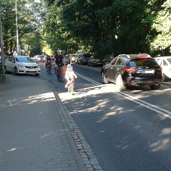 Mieszkaniec: Ulica Zwycięstwa jest codziennie zatarasowana a chodniki niszczone