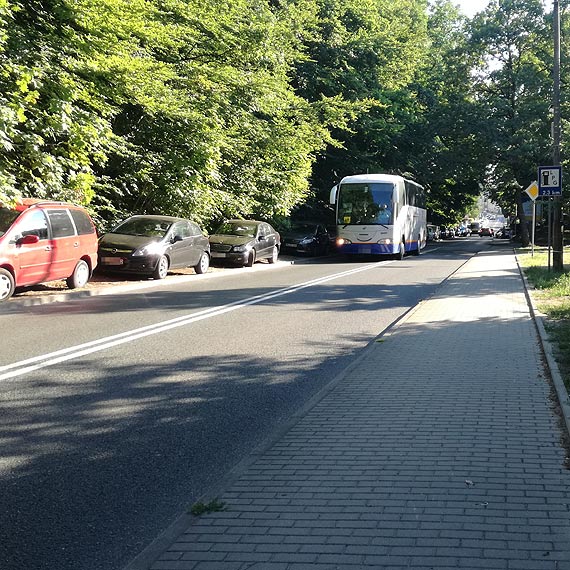 Mieszkaniec: Ulica Zwycięstwa jest codziennie zatarasowana a chodniki niszczone