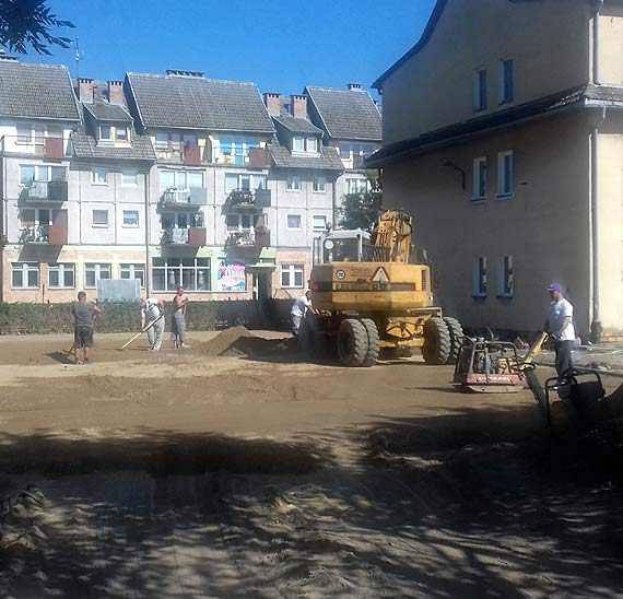 Ciężki sprzęt na budowie boiska przy zespole szkół ponadgimnazjalnych w Wolinie