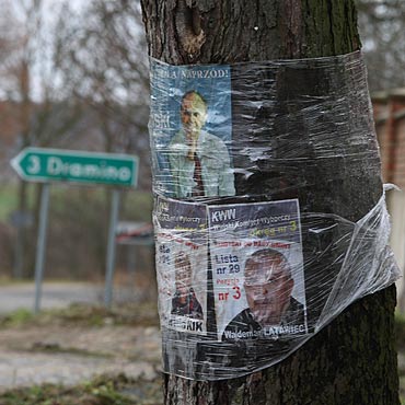 Na wsiach wci wisz plakaty wyborcze
