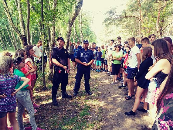Policja z Kamienia Pomorskiego z wizyt u harcerzy