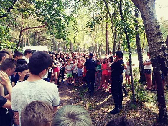 Policja z Kamienia Pomorskiego z wizytą u harcerzy