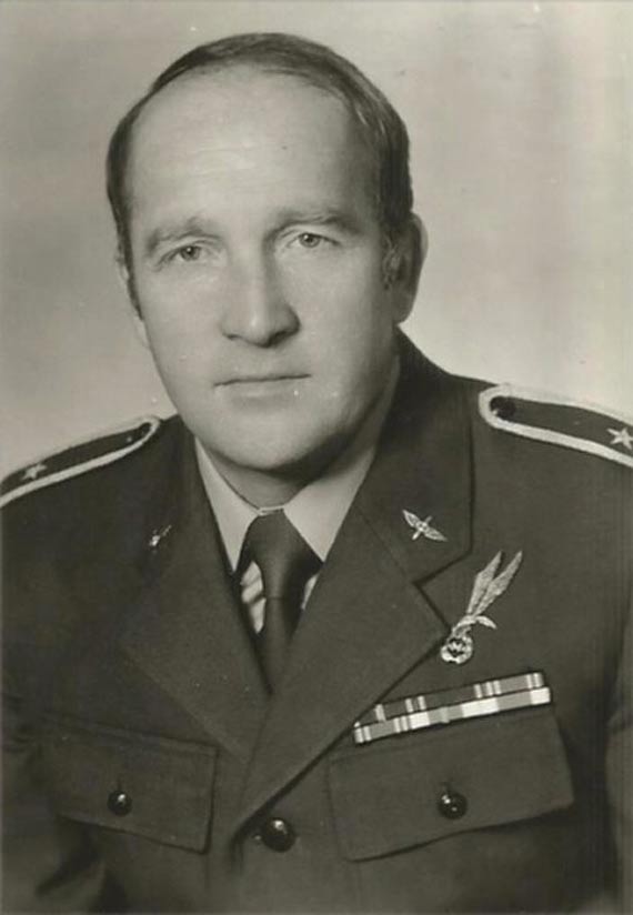 Zasłużony Mistrz Sportu spadochroniarz chor. Edward Ligocki w Alei Gwiazd Sportu w Dziwnowie