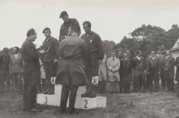 Zasłużony Mistrz Sportu spadochroniarz chor. Edward Ligocki w Alei Gwiazd Sportu w Dziwnowie