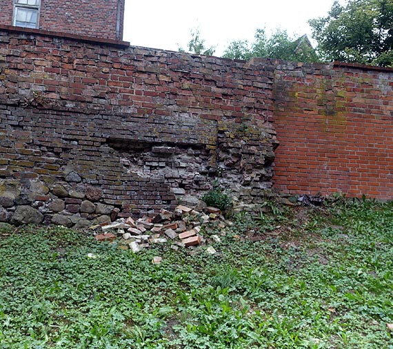 W Kamieniu Pomorskim nawet mury obronne si sypi