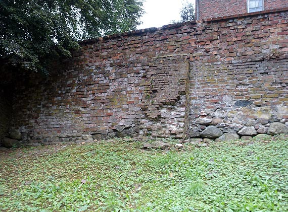 W Kamieniu Pomorskim nawet mury obronne się sypią