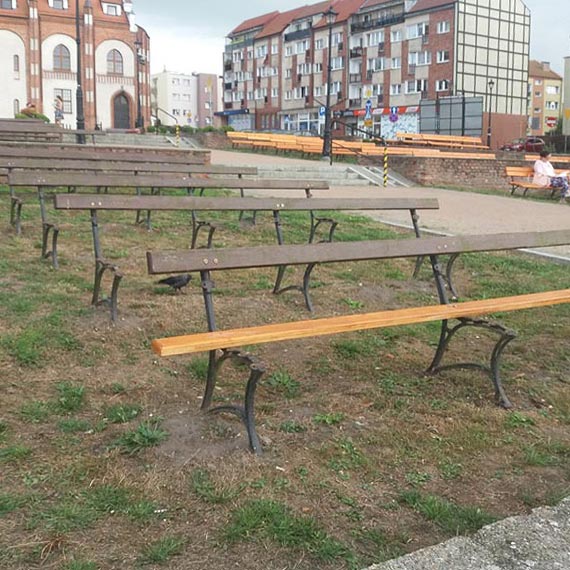 Przenieśli Festiwal bo firma nie naprawiła ławek? Amfiteatr świeci pustkami