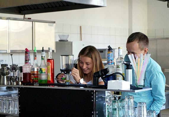 Uczniowie uczestnicz w kursie barmaskim