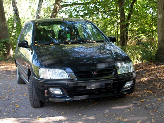 Porzucony samochód osobowy Mitsubishi Space Star