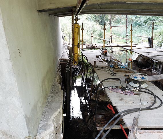 Remont mostu w Mechowie