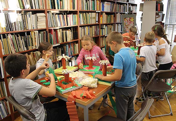 „Mirabelka - kiełkująca historia” , czyli warsztaty literacko-plastyczne w międzyzdrojskiej bibliotece