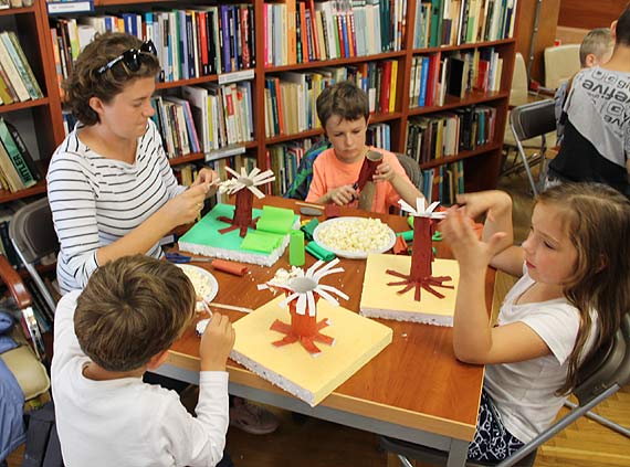 „Mirabelka - kiełkująca historia” , czyli warsztaty literacko-plastyczne w międzyzdrojskiej bibliotece