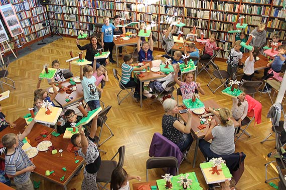 „Mirabelka - kiełkująca historia” , czyli warsztaty literacko-plastyczne w międzyzdrojskiej bibliotece