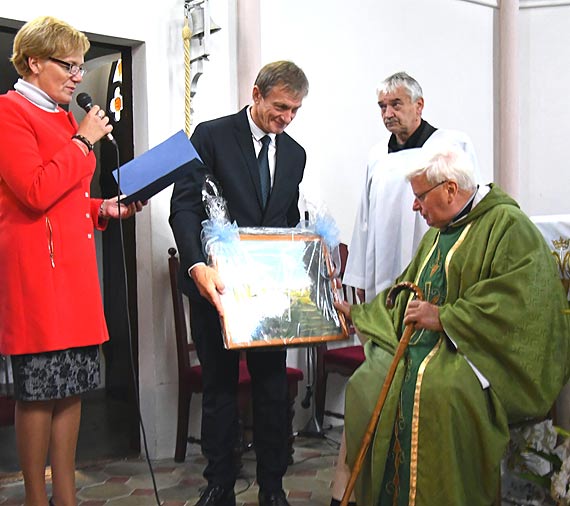 Pożegnanie proboszcza podczas jego ostatniej mszy w Lubinie