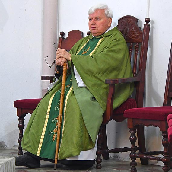 Pożegnanie proboszcza podczas jego ostatniej mszy w Lubinie