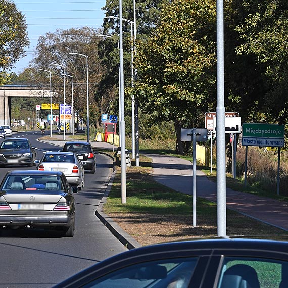 Droga wojewdzka 102 w Midzyzdrojach z odwrconym i nieczytelnym oznakowaniem