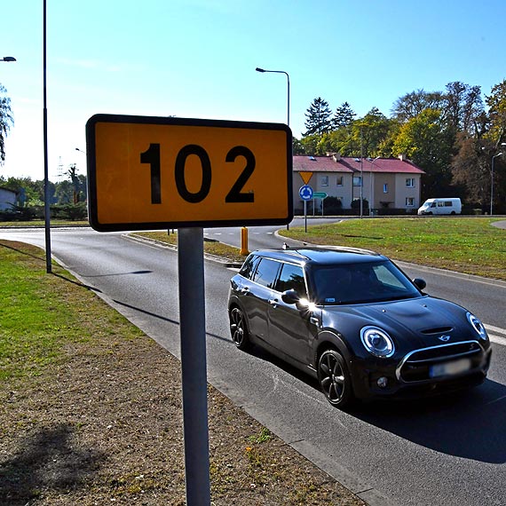 Droga wojewódzka 102 w Międzyzdrojach z odwróconym i nieczytelnym oznakowaniem