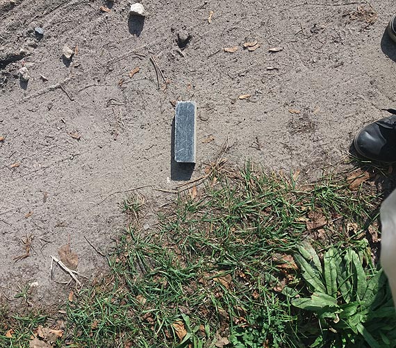 Droga w Łownie wyłożona jest śmieciami...