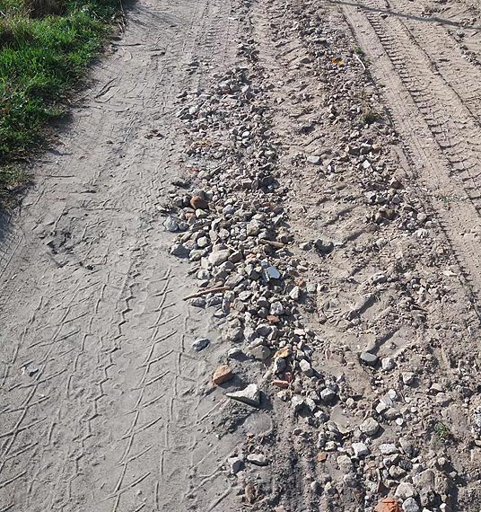 Droga w Łownie wyłożona jest śmieciami...