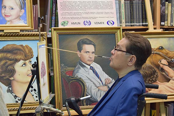 Wernisa� Walerego Sietba�owa – artysty maluj�cego ustami w Miejskiej Bibliotece Publicznej w Dziwnowie