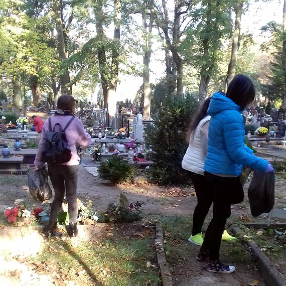 Sprzątali groby przed Świętem Zmarłych