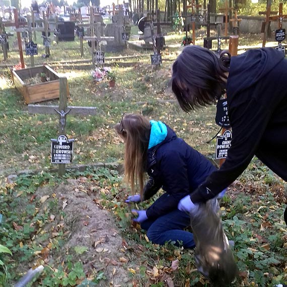 Sprzątali groby przed Świętem Zmarłych