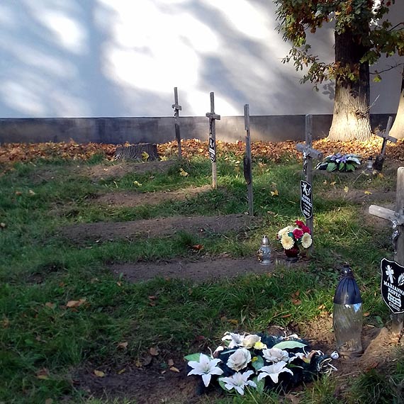 Sprzątali groby przed Świętem Zmarłych