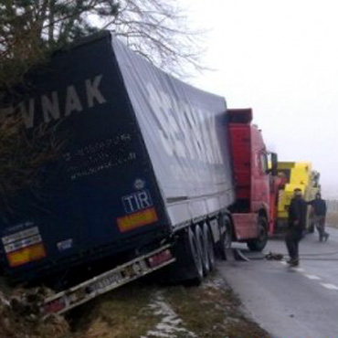 Pocin: Tir wjecha do rowu. Akcj utrudnia uszkodzony zbiornik paliwa