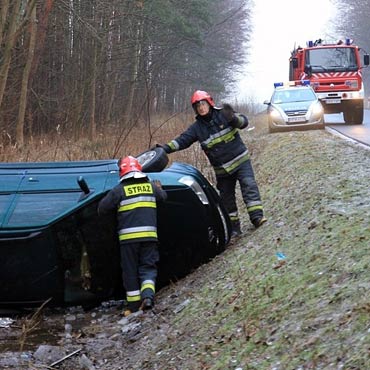 Dobropole: Peugeot koziołkował do rowu przez niecierpliwego kierowcę volkswagena