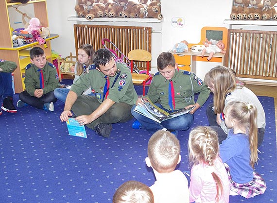 Harcerze w odwiedzinach u przedszkolak�w