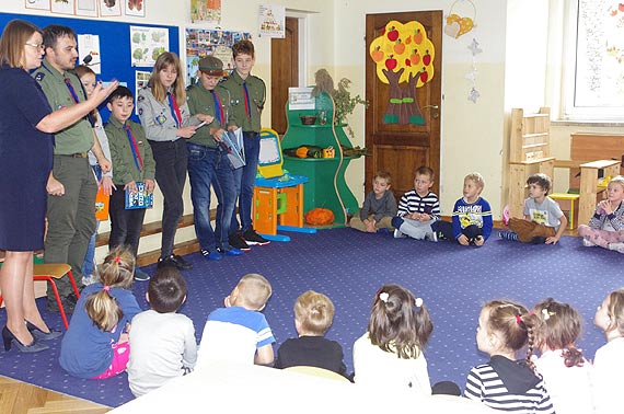 Harcerze w odwiedzinach u przedszkolaków