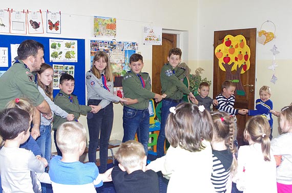 Harcerze w odwiedzinach u przedszkolaków