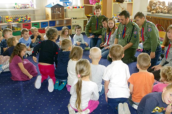 Harcerze w odwiedzinach u przedszkolaków