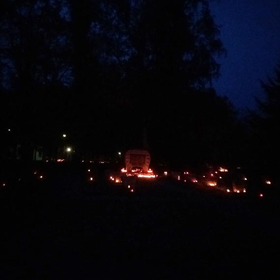 Znicze i kwiaty na grobach tych co Ziemi� Kamie�sk� wywalczyli dla Polski