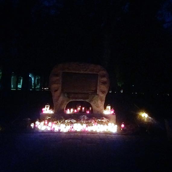 Znicze i kwiaty na grobach tych co Ziemię Kamieńską wywalczyli dla Polski