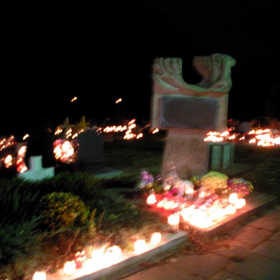 Znicze i kwiaty na grobach tych co Ziemię Kamieńską wywalczyli dla Polski