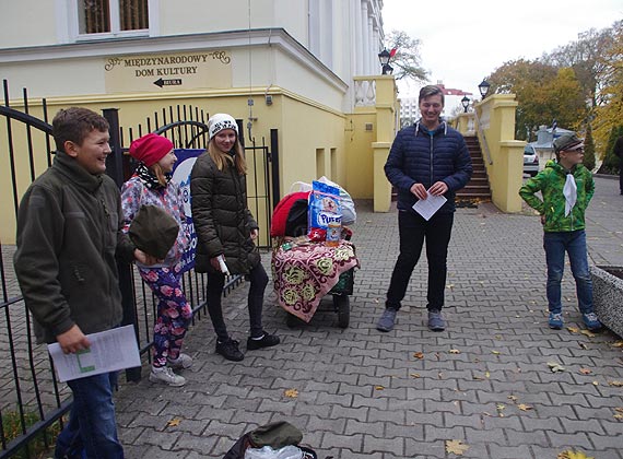 Zuchy i harcerze z Mi�dzyzdroj�w pomagaj� bezdomnym zwierz�tom