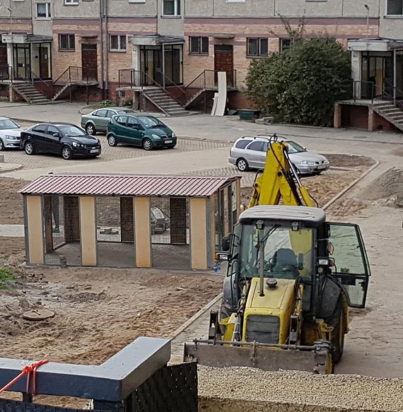 Z balkonu patrz� na �mietnik przy placu zabaw