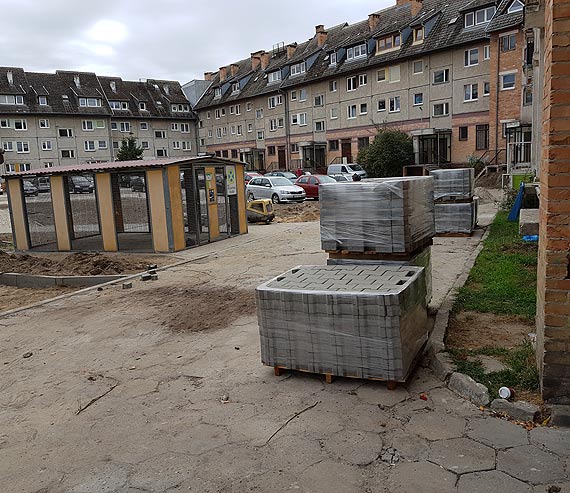 Z balkonu patrzą na śmietnik przy placu zabaw