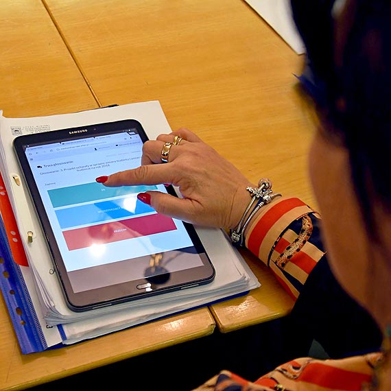 Podczas II sesji Rady Miejskiej w Mi�dzyzdrojach radni g�osowali przy u�yciu tablet�w