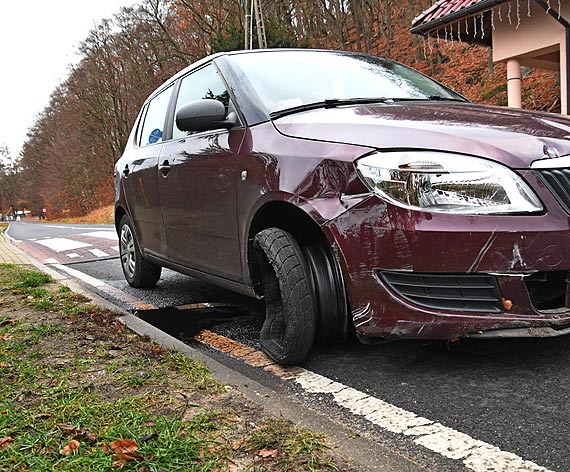 Uszkodzony samochd utrudnia jazd na drodze do Wicka