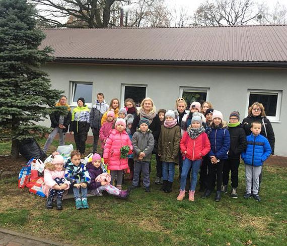 Wolontariusze ze szko�y podstawowej w Stuchowie odwiedzili Schronisko dla bezdomnych zwierz�t w Sosnowicach