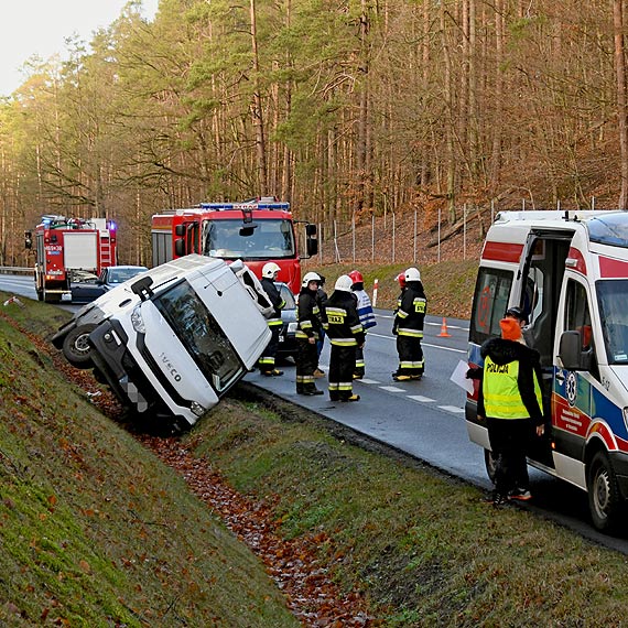 Bus w rowie na „trjce”. Kierowca, by unikn czoowego zderzenia, ratowa si ucieczk na pobocze