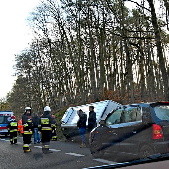 Bus w rowie na „trjce”. Kierowca, by unikn czoowego zderzenia, ratowa si ucieczk na pobocze