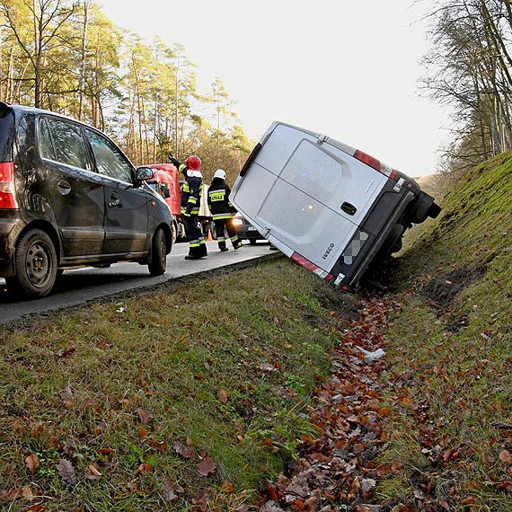 Bus w rowie na „trjce”. Kierowca, by unikn czoowego zderzenia, ratowa si ucieczk na pobocze