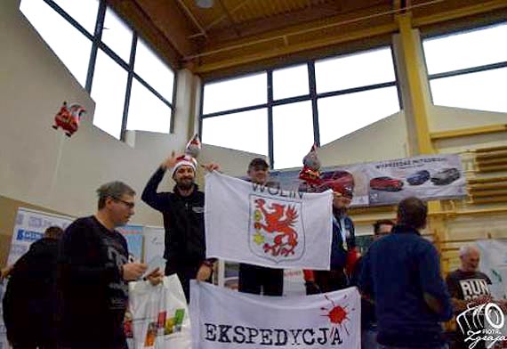 Rekordowa liczba uczestników podczas VI Biegu Mikołajkowego i Marszu Nordic Walking w Policach przeszło do historii