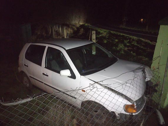 Samochd wypad z drogi. Zatrzyma si na ogrodzeniu